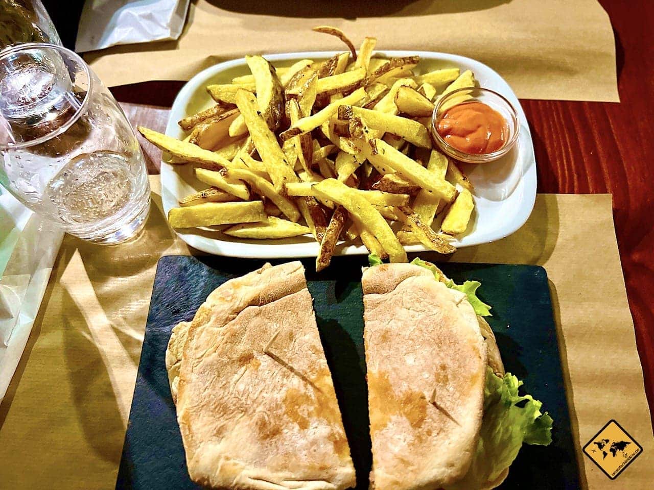 Madeira Restaurant Grutas do Faial Hamburger Pommes