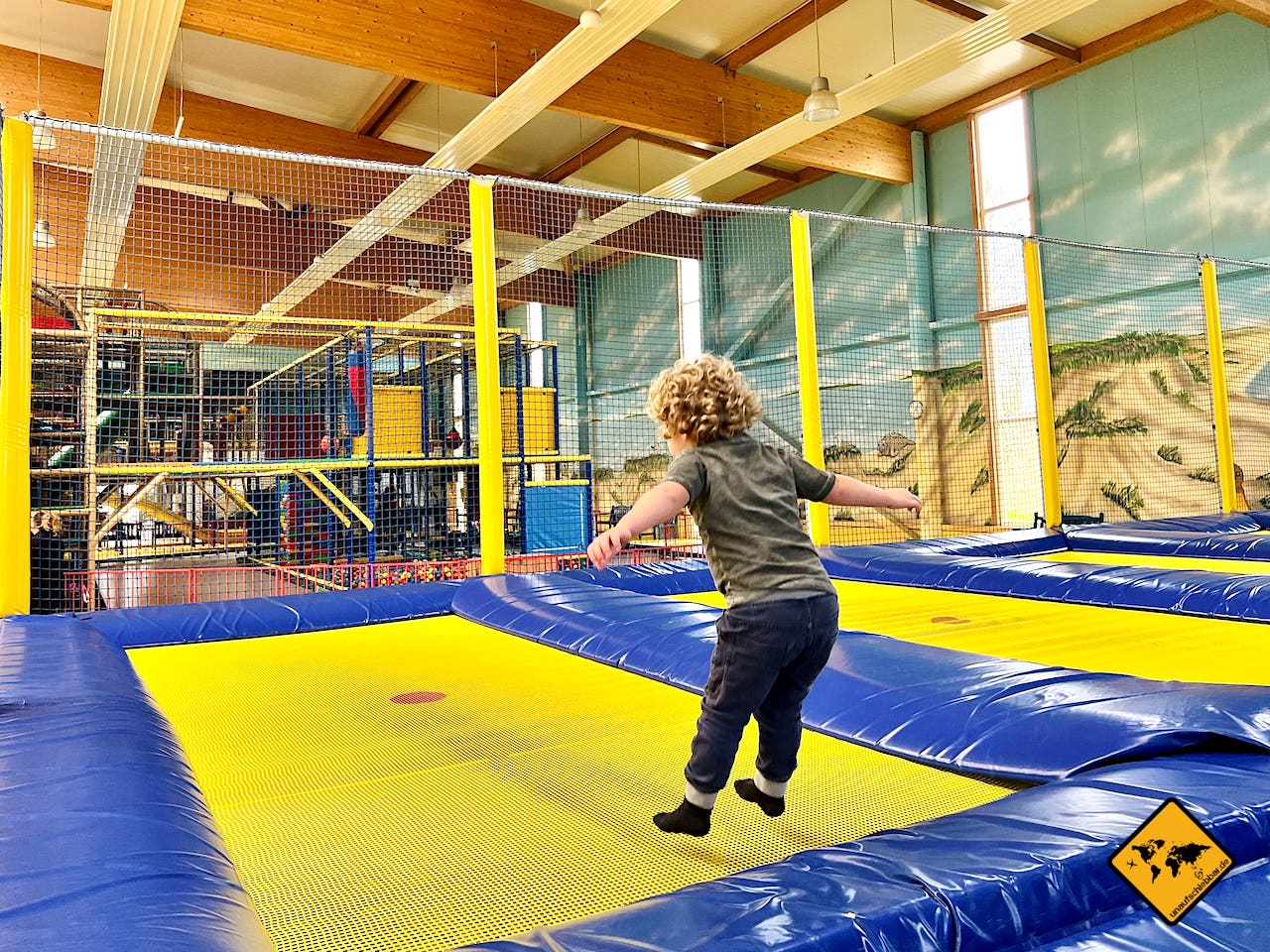 Was unternehmen mit Kindern Trampolin springen