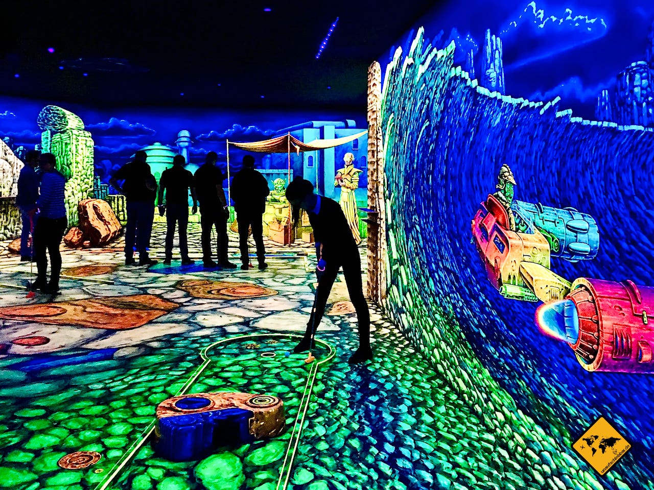 Unternehmungen mit Kindern Schwarzlicht-Minigolf