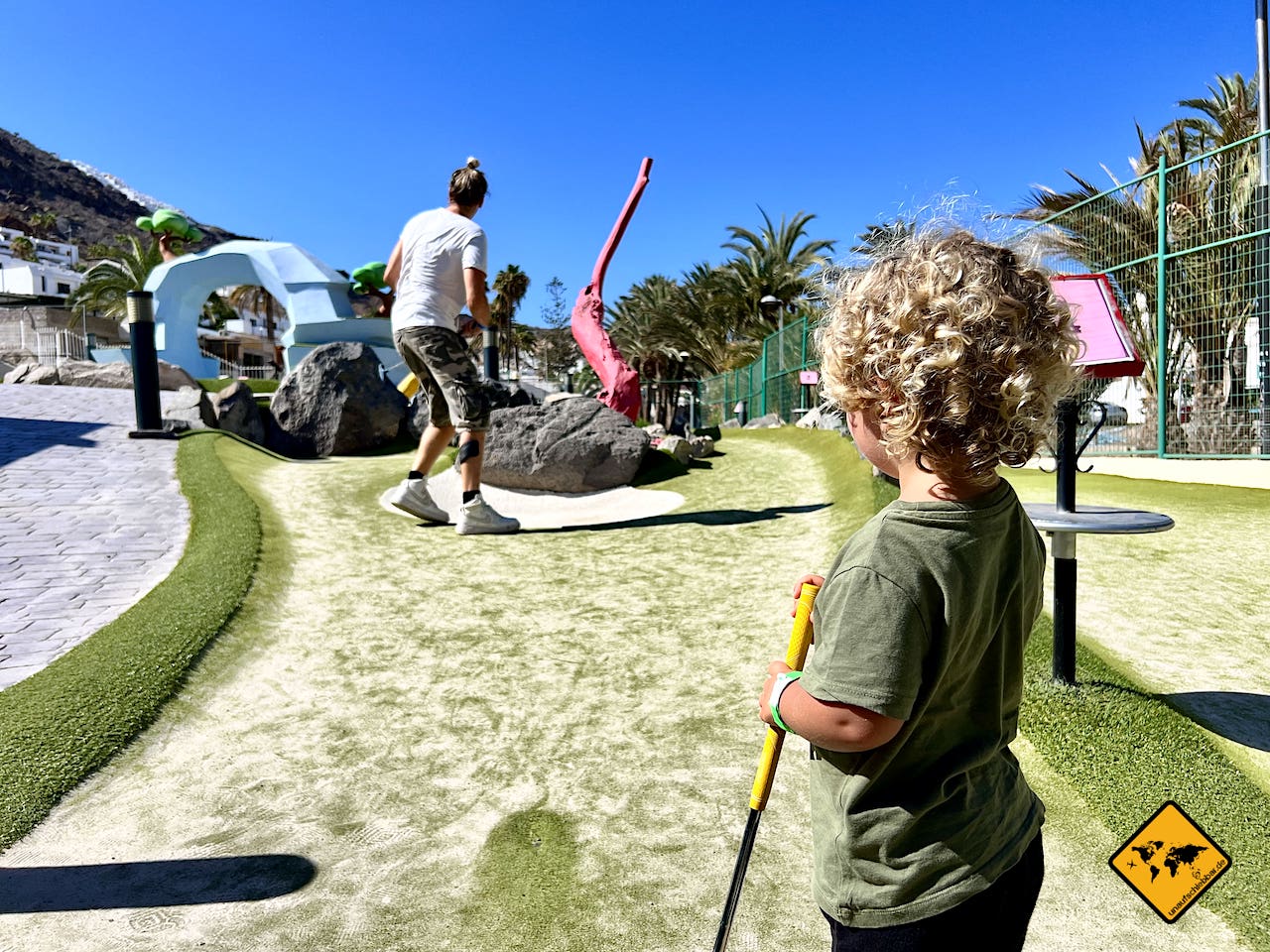 Was unternehmen mit Kindern Minigolf spielen