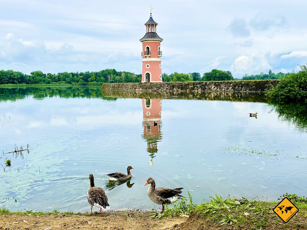 Turm Wasser Spiegelung Symmetrie