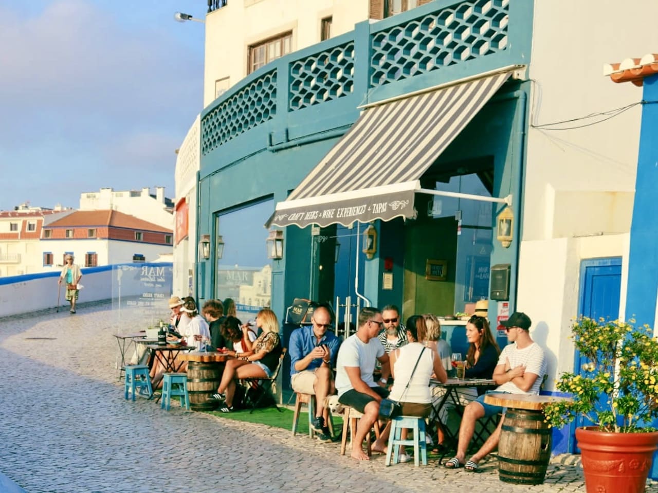Mar das Latas Wine & Food Surfer Bar