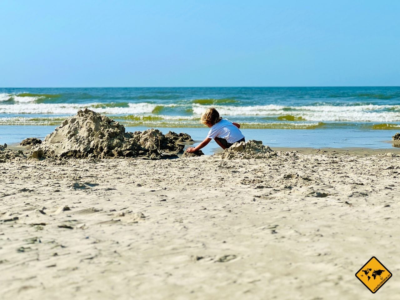 Nordsee-Urlaub mit Kindern Strand Spiekeroog Sandburg bauen