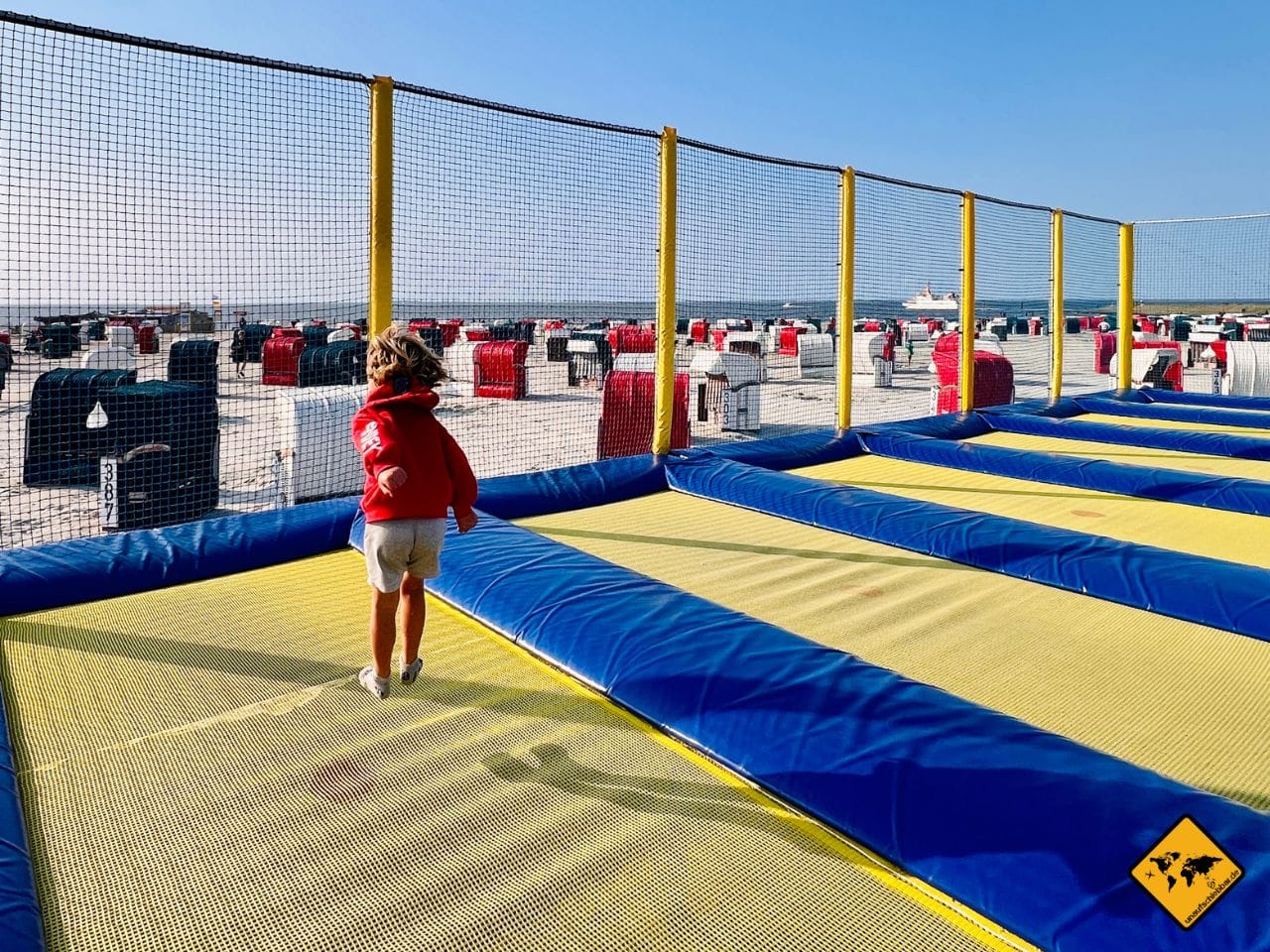 Nordsee-Urlaub mit Kindern Trampolin Strand Bensersiel