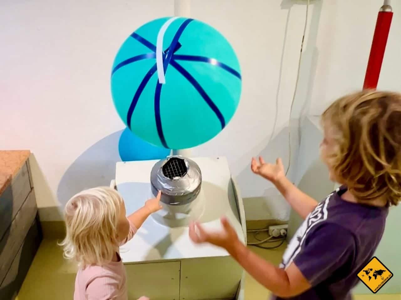 PHÄNOMENTA Bremerhaven schwebender Ball