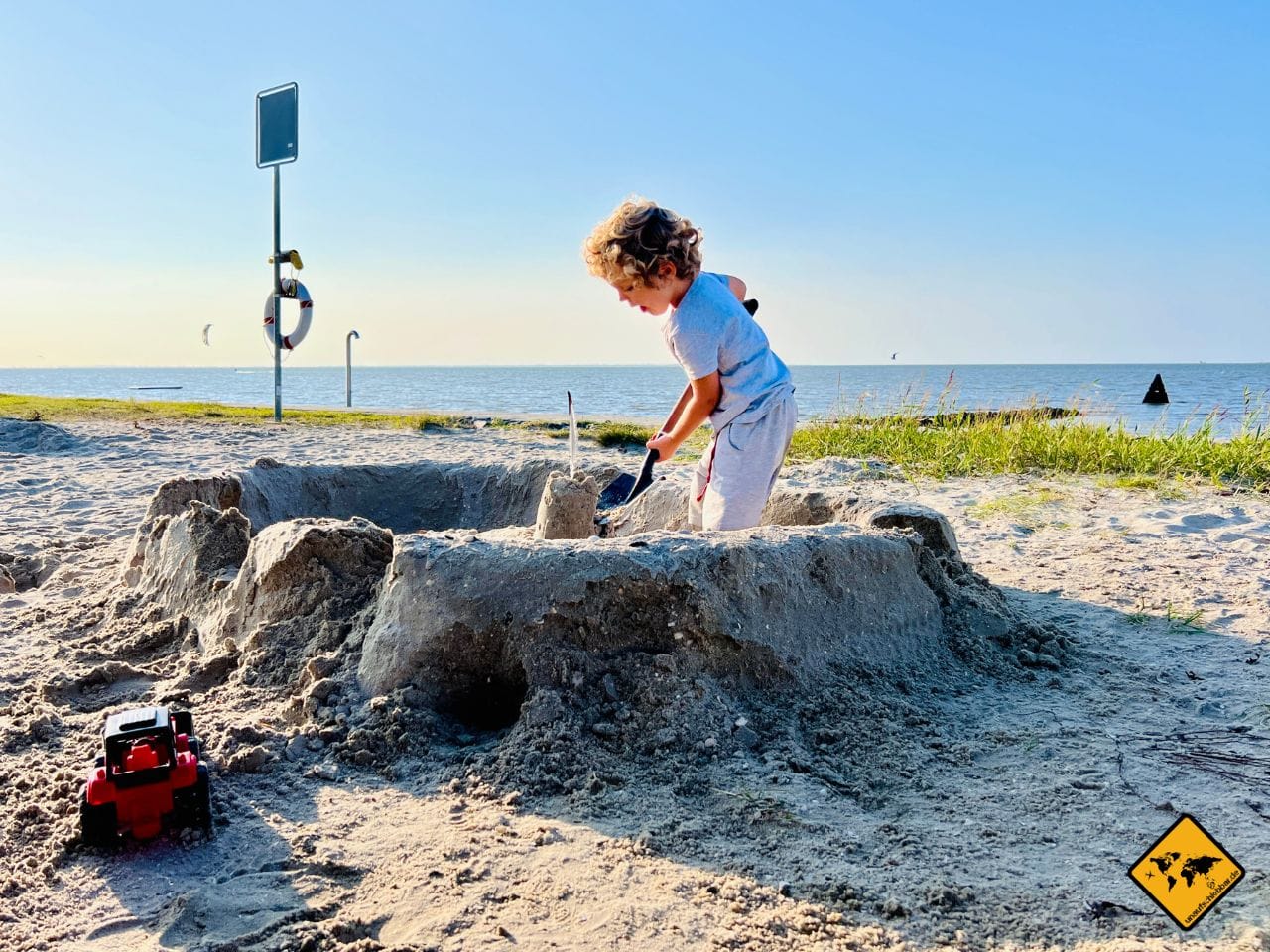 Sandburg bauen Strand Neuharlingersiel