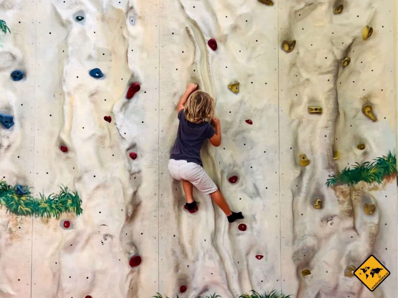Tagesausflug Wangerooge mit Kindern Kletterwand Sockenland