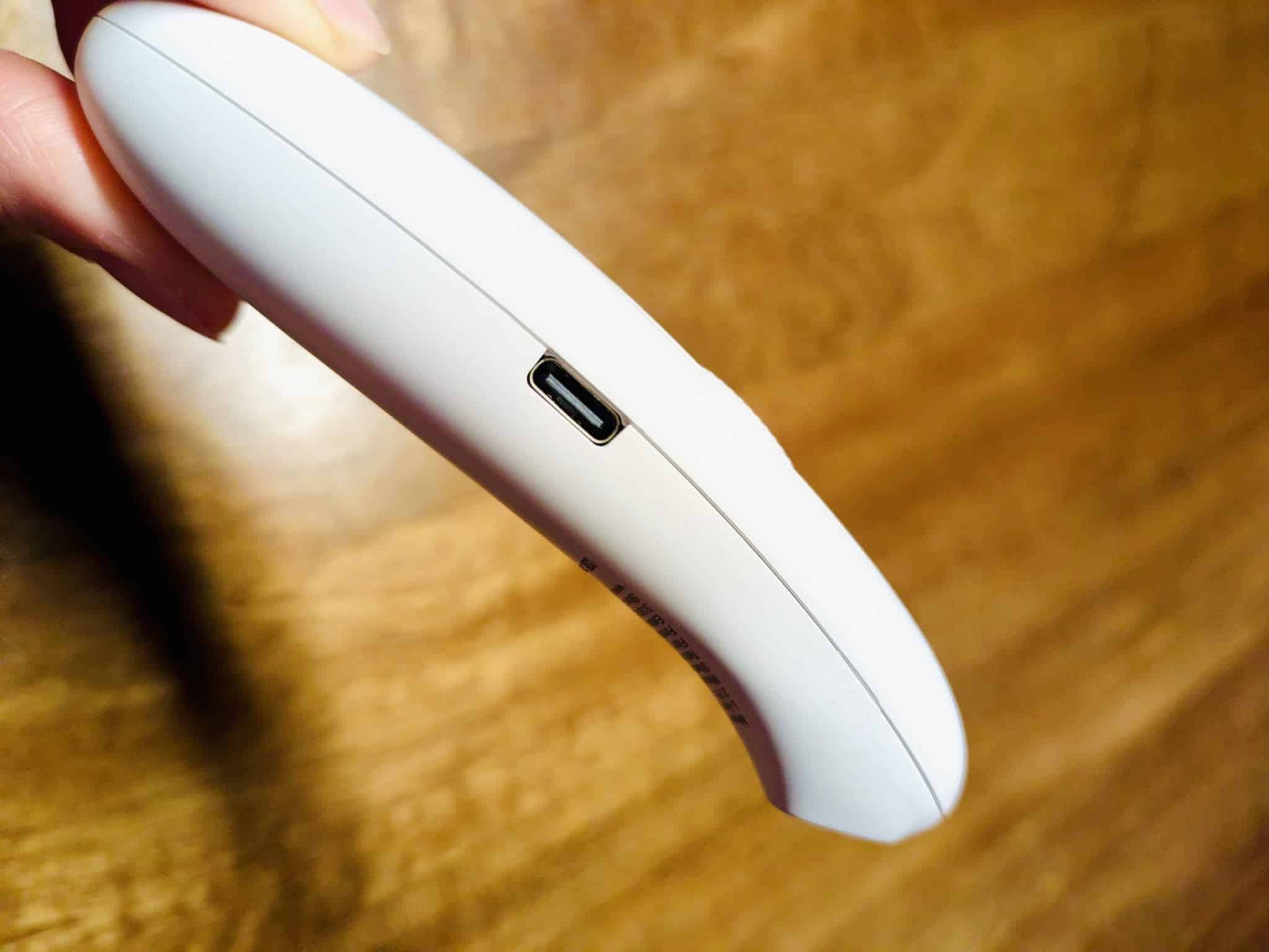 Detailaufnahme der Ladebuchse USB-C IEA Green Insektenstichheiler