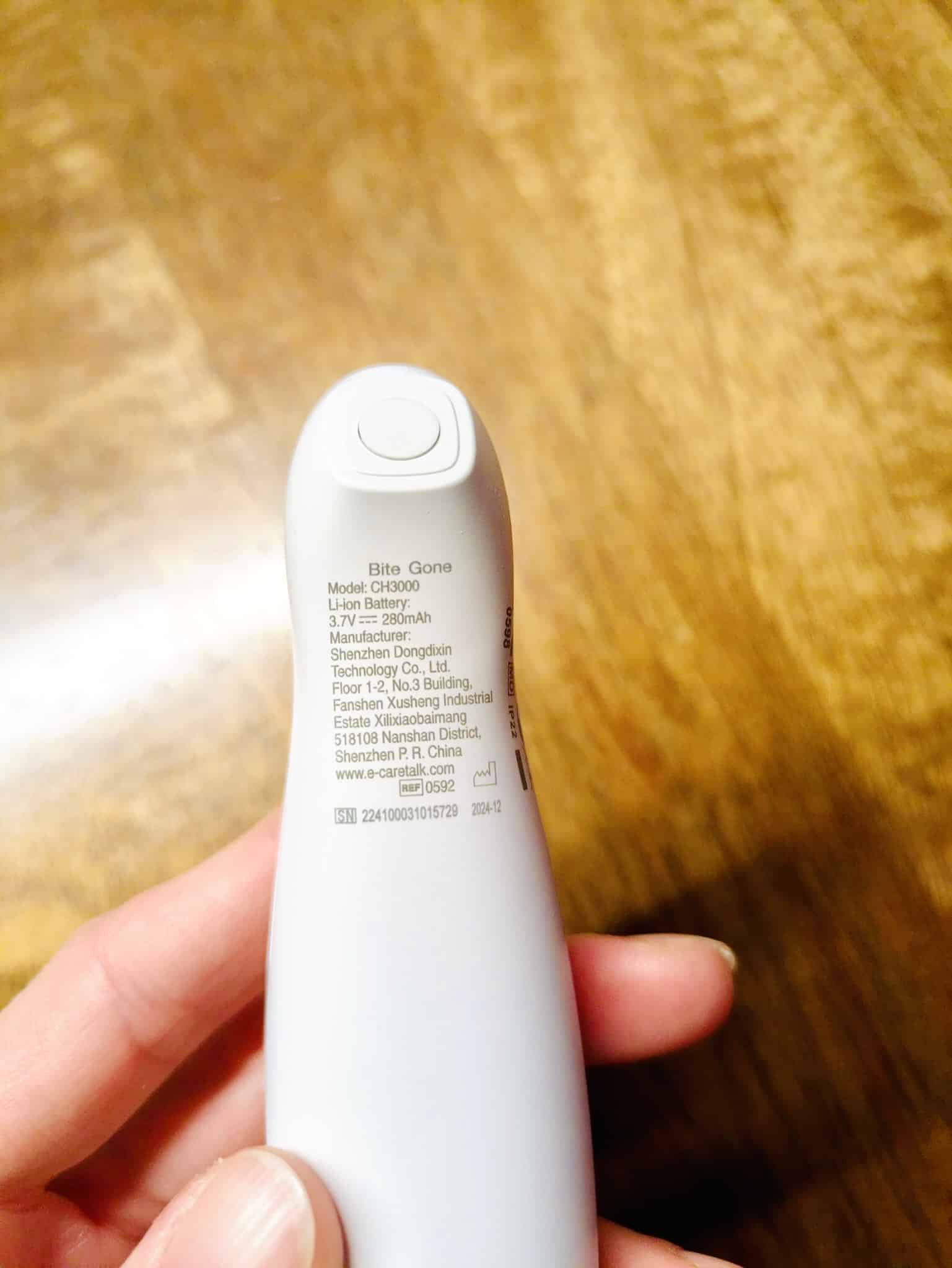 Hinteransicht des Geräts mit Fokus auf Typenschild