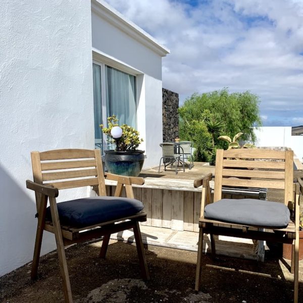 AirBnB Lanzarote Gartenstühle Terrasse