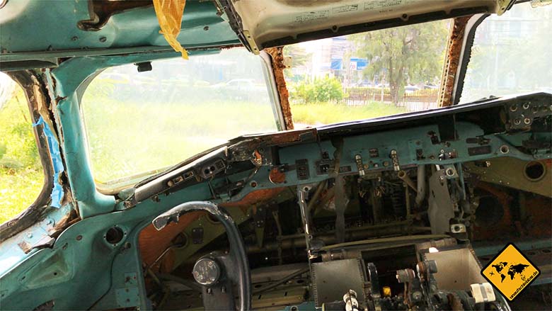 Airplane Graveyard Bangkok altes Cockpit