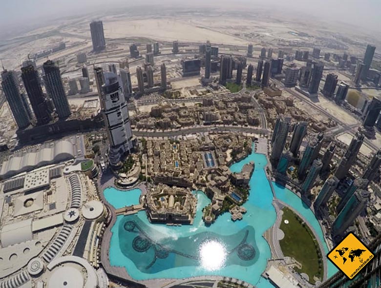 Ausblick von oben auf die Burj Khalifa Wasserspiele