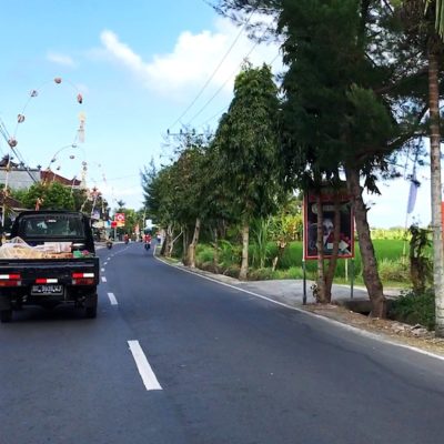 Viele Transporter auf Bali haben ihre Ladung ungesichert auf der Ladefläche liegen