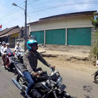Auf Bali sind die Roller auf den Straßen in der Mehrzahl. Daher solltest du beim Auto fahren auf Bali stets wachsam sein, um keinen Roller zu übersehen.