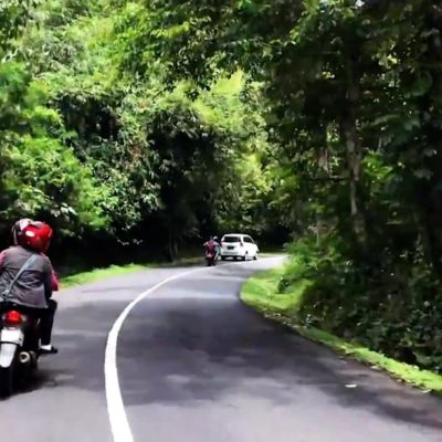 Auto mieten auf Bali - Die meisten Straßen sehen ungefähr so aus wie diese: In gutem Zustand, aber nicht allzu breit
