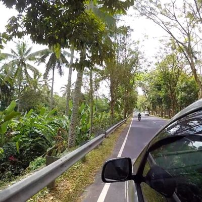 Mietwagen Bali: Auf den Straßen herrscht Linksverkehr, was für viele Touristen eine große Umgewöhnung und Herausforderung ist
