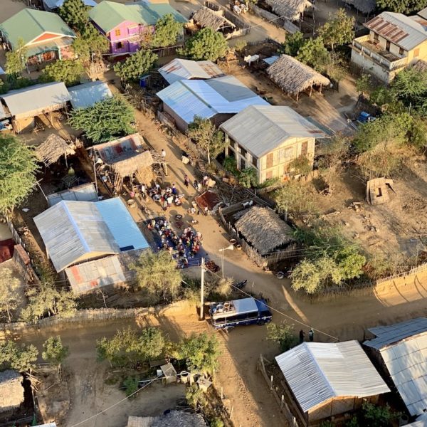 Bagan Ballonfahrt Dorf Menschen