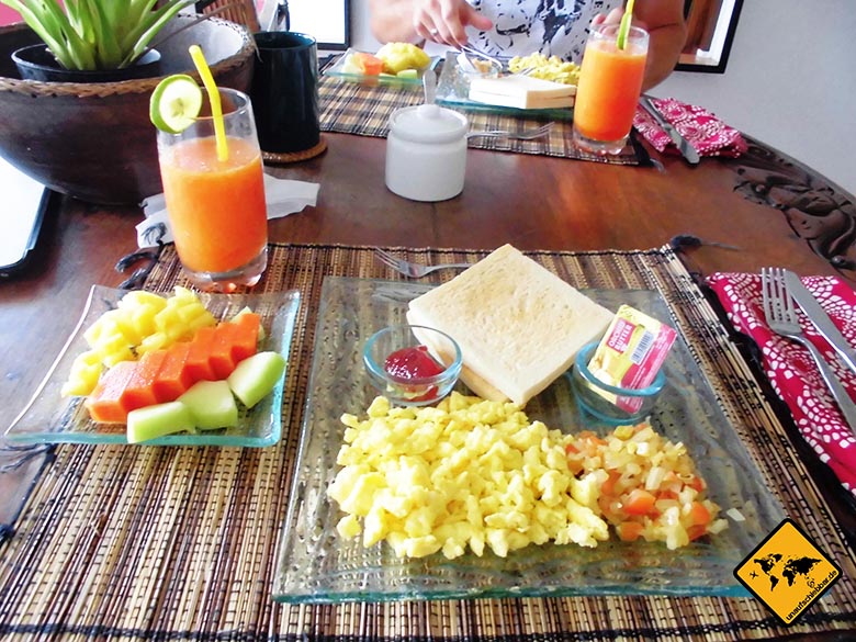 Bali Essen - balinesische Küche - Frühstück Rührei Obst Saft