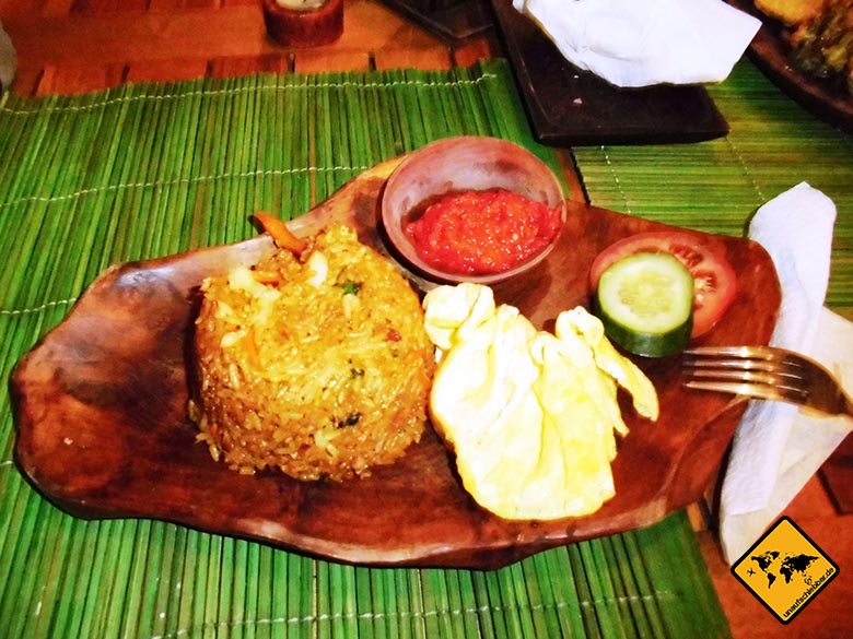 Bali Essen - balinesische Küche - gekochter Reis und Gemüse