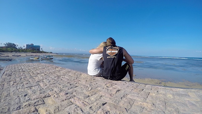 Bali Hochzeitsreise am Meer sitzen