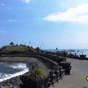 Bali Rundreise für Ruhesuchende bei einem Tempel nahe Tanah Lot