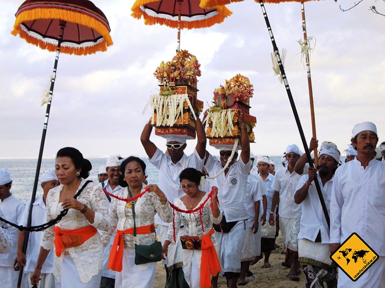 Bali Sehenswürdigkeiten top 10 Sanur balinesisches Fest weiße Gewänder