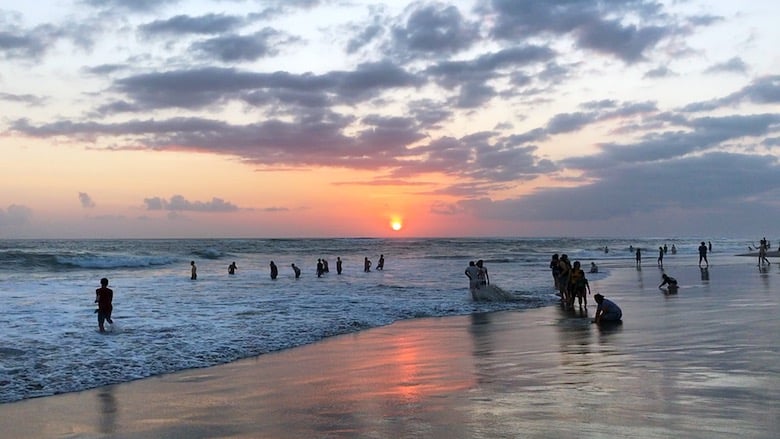 Bali in der Regenzeit Küste