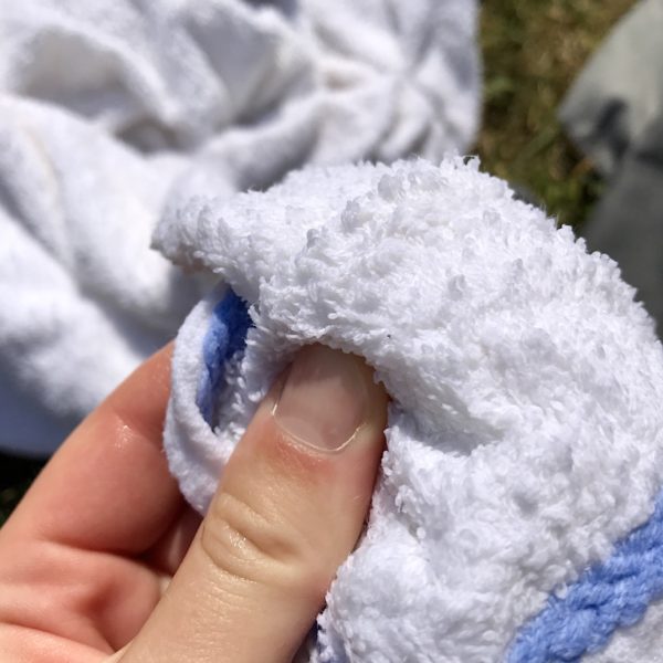 Wenn du ein nasses Baumwoll Handtuch ausdrückst, bleibt es danach immer noch sehr nass, wie du auf diesem Bild sehen kannst