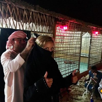 Binden des Niqab in der Wüste von Dubai
