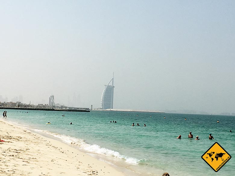 Blick vom Dubai Beach auf Burj al Arab