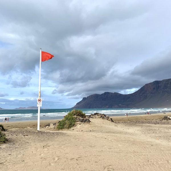 Caleta de Famara Lanzarote Strand rote Flagge