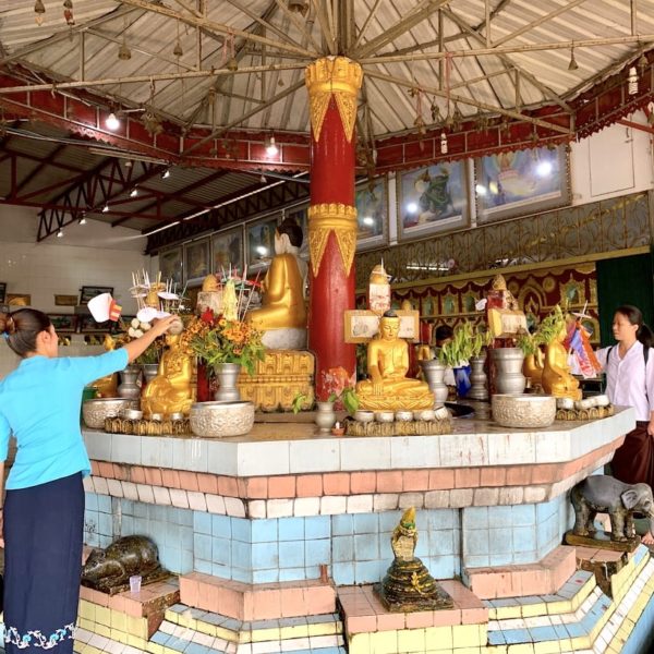 Chauk Htat Kyi Pagode Wasser-Ritual Yangon
