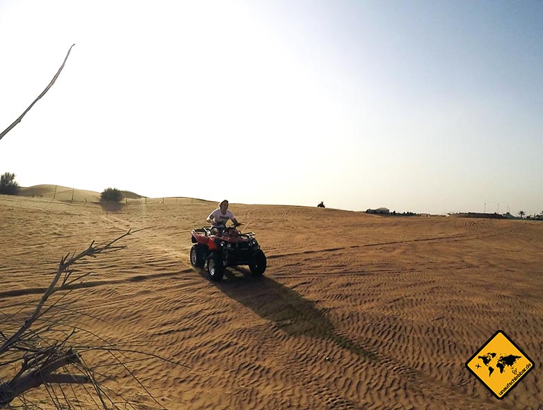 Christian in voller Fahrt auf dem Quad in der Dubai Wüste