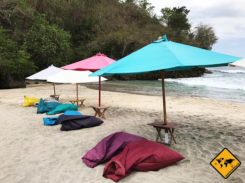 Crystal Bay Beach Nusa Penida Sitzsäcke Schirm