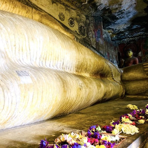 Dambulla Höhlentempel liegender Buddha Fuesse