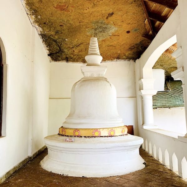 Dambulla Höhlentempel umgedrehte Glocke