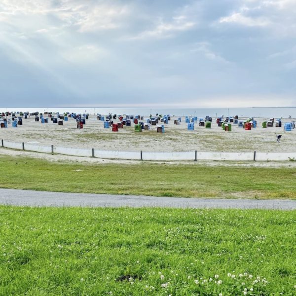 Deich Strand Nordsee Neuharlingersiel