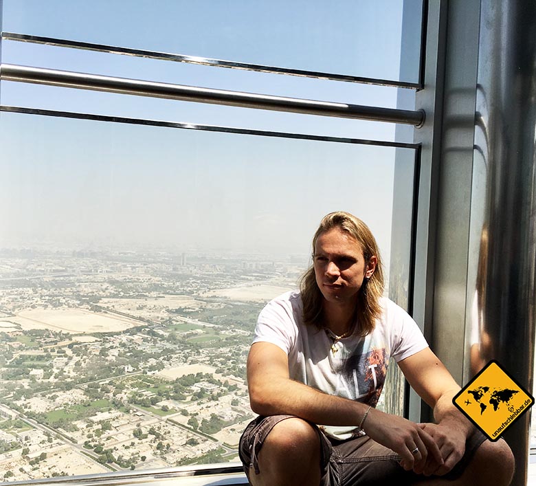 Die Burj Khalifa Aussichtsplattform bietet auf der Außenterrasse kleine Freiluftspalte