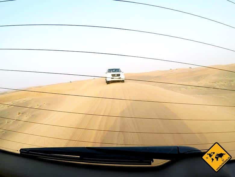 Die Jeeps fahren auf der Wüstensafari Dubai hintereinander her