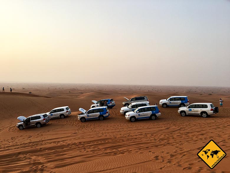 Die Jeeps nutzen Pausen während der Dubai Wüstensafari für eine Abkühlung