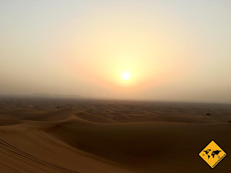 Die unbeschreiblich schönen Farben des Sonnenuntergangs in der Wüste Dubai