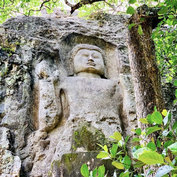 Dowa Rock Temple Buddha Figur Ella in Sri Lanka