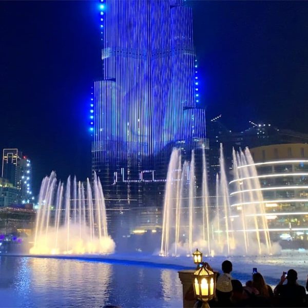 Dubai Mall Fontänen-Show nachts