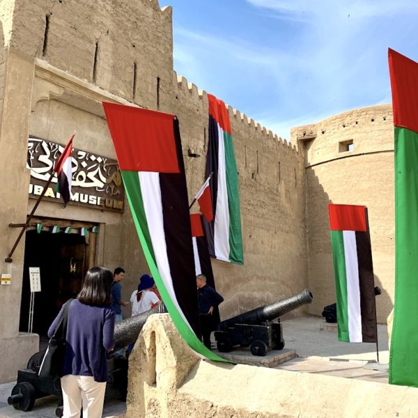 Dubai Museum Eingang Fahnen