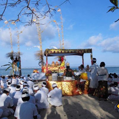 Einheimische Balinesen bei einer Zeremonie am Strand von Sanur