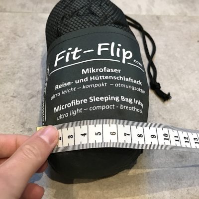 Fit Flip Hüttenschlafsack Test: Unsere gemessene Breite beträgt ca. 8 cm