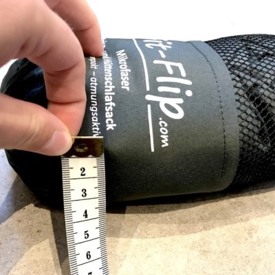 Fit Flip Hüttenschlafsack Test: Unsere gemessene Höhe beträgt ca. 4 cm