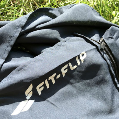 Auf diesem Bild siehst du den Fit Flip Mikrofaser Schlafsack mit Reißverschluss inklusive dem offenen Kissenfach