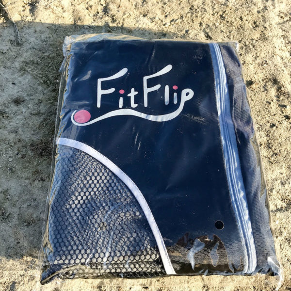 Das schnell trocknende Handtuch von Fit Flip wird mit einer schützenden Plastikfolie geliefert