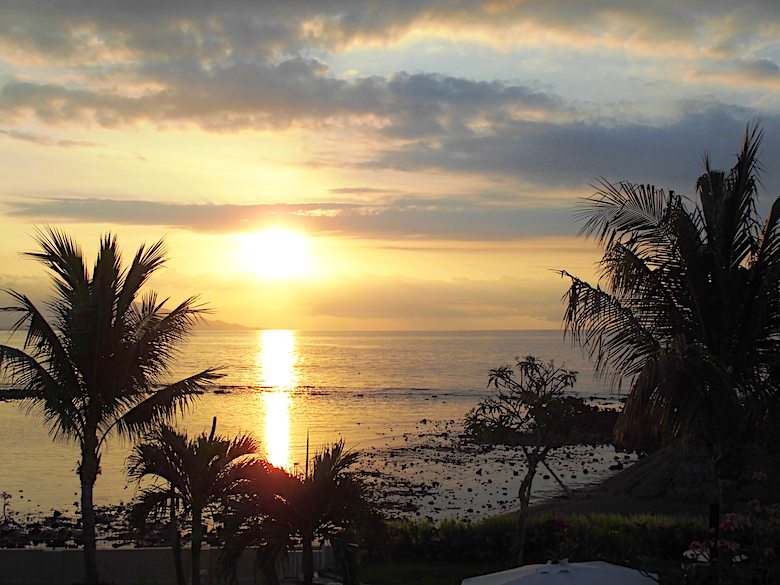 Flitterwochen auf Bali Sonnenuntergang Balkon